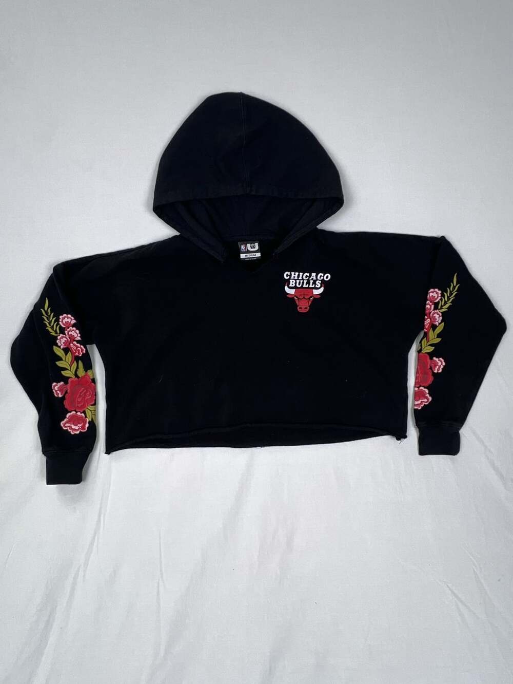 New Era Chicago Bulls Size Medium Floral Sleeve Cropped Hoodie